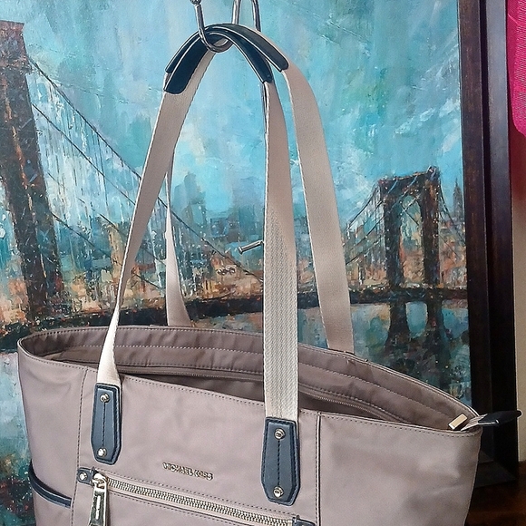 โ๏ธ LIKE NEW!! TRAVEL Michael Kors Tan Polly Nylon Light BrownShimmer HUGE DUFFLE - Picture 4 of 17